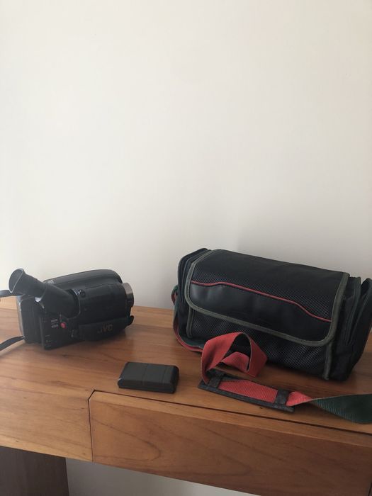 Máquina de filmar antiga JVC GR-AX200EG