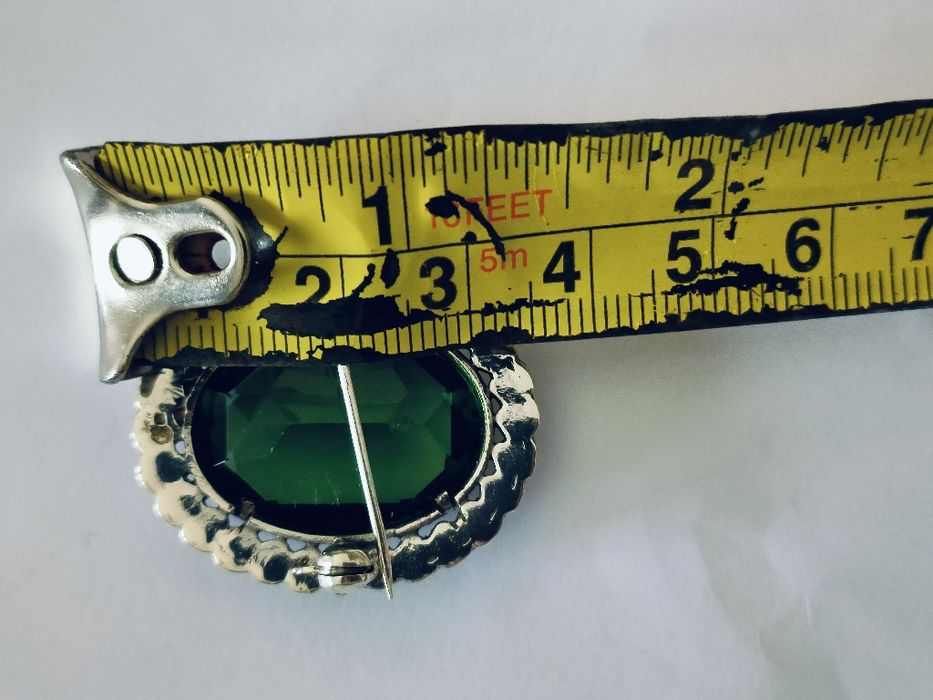 Alfinete antigo senhora com pedra verde