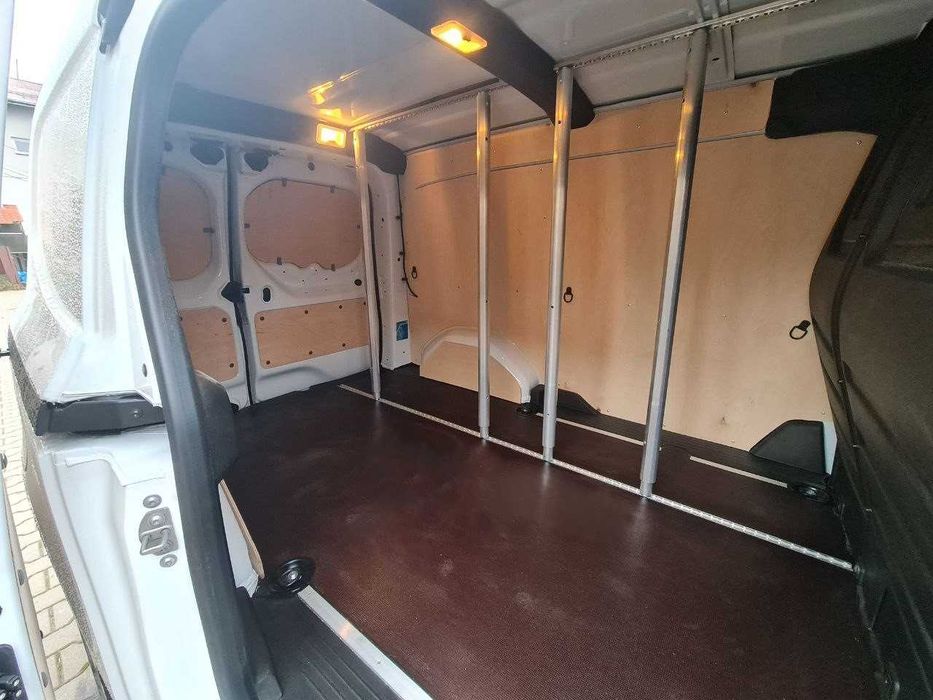 Zabudowa zabezpieczenie ze sklejki Renault Kangoo van