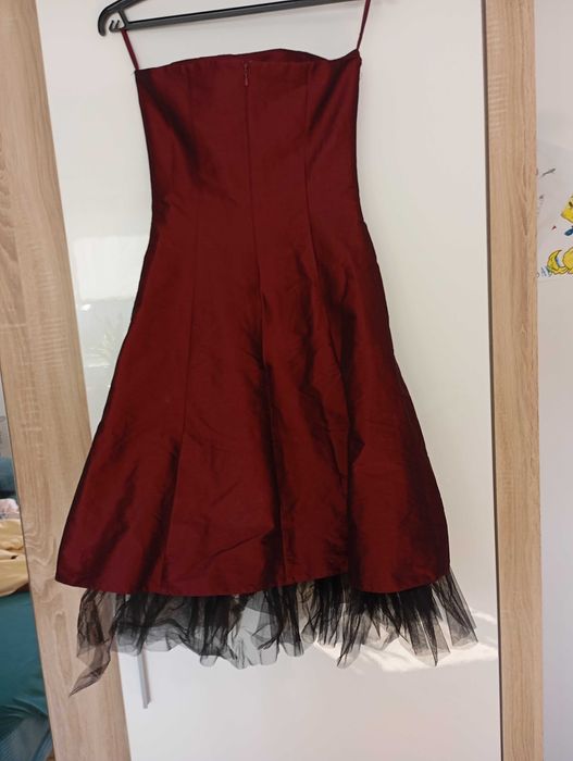 Bordowa sukienka z tiulowa falbaną