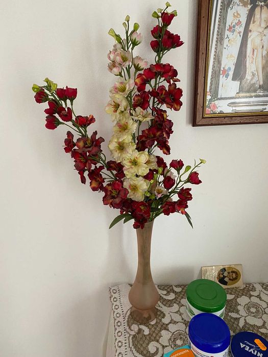 jarra alta com flores