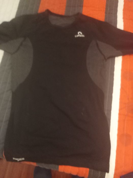 Roupa desportiva de trail running da SALOMON, LURBEL e WWA