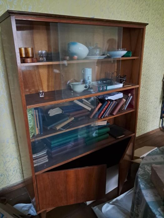 Kredens z drzwiczkami