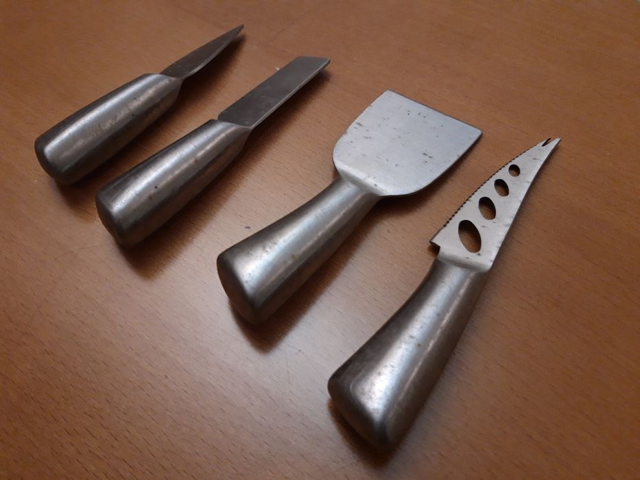 Pequenas facas de aço para cortar queijo