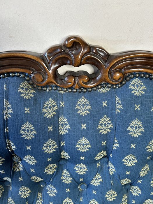 . Sofá antigo em excelente estado de conservação.