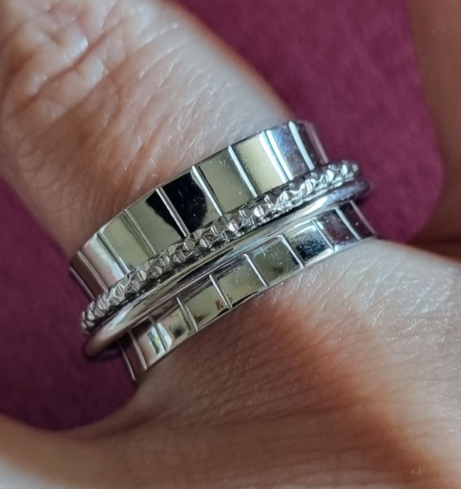 Anel prateado, em aço, muito elegante. Ajustável