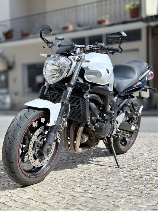 Vendo Fazer 600, mota bem estimada e sem afazares.