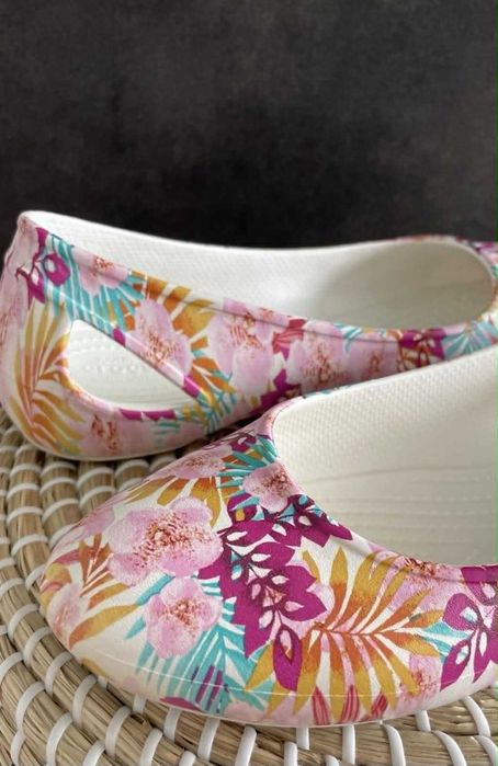 Crocs baleriny laura graphic flat tropical floral/white W10 41/42