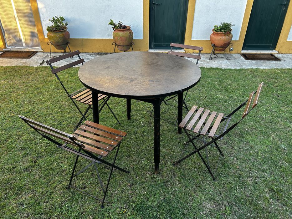 Mesa e cadeiras de jardim