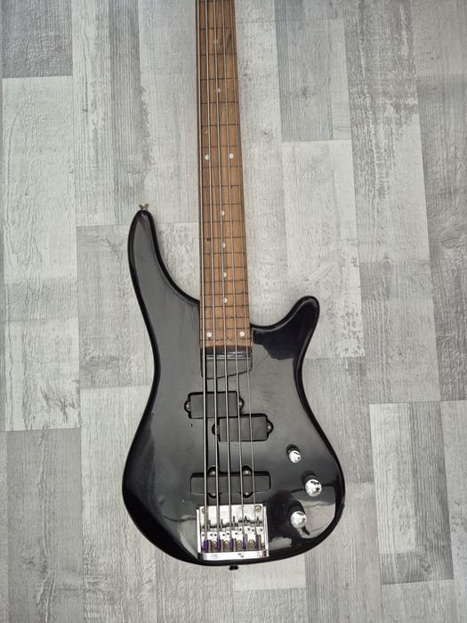 Gitara basowa fretless