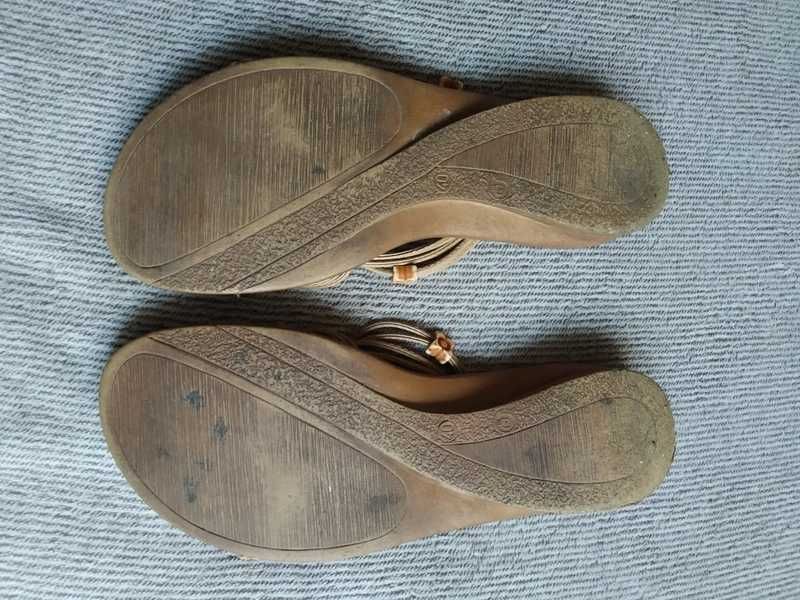 Klapki z koralikami retro