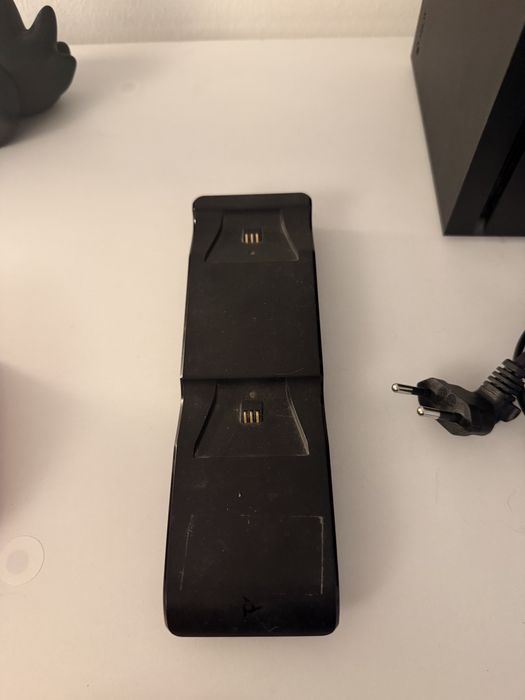 Xbox Series X 1TB Preta + Carregador Comandos + Decoracao Nuvens