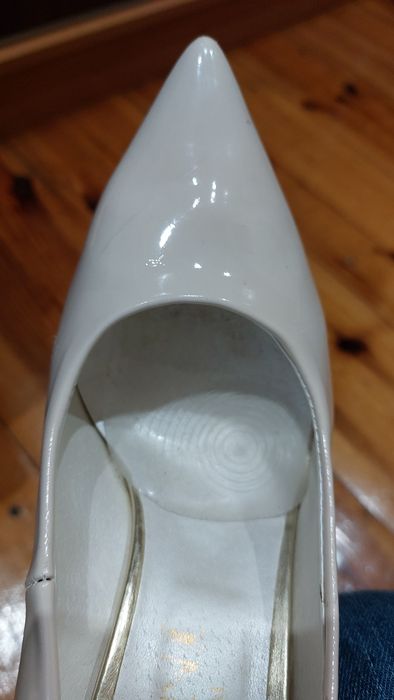 Buty na obcasie lakierki ecru 40