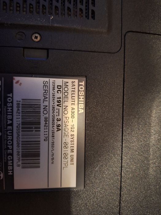 Sorzedam laptop tochiba