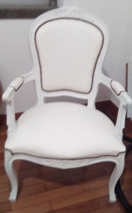 Cadeira cor branco em bom estado