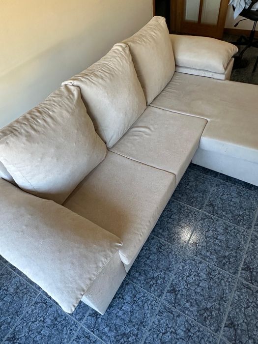 Sofá chaise longue reversivel e dois puffs nos braços