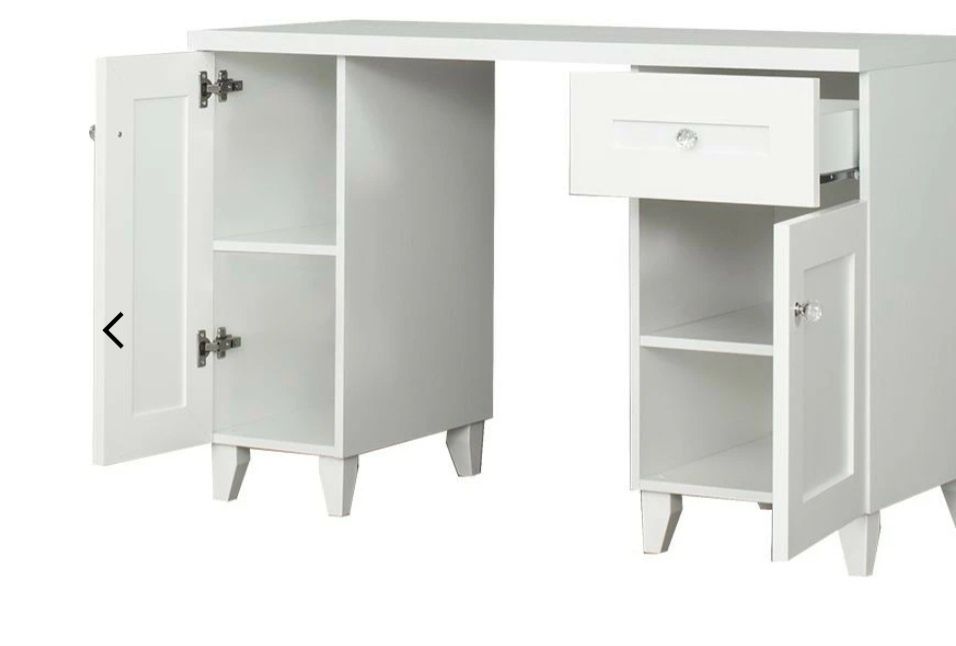 Białe śliczne biurko toaletka