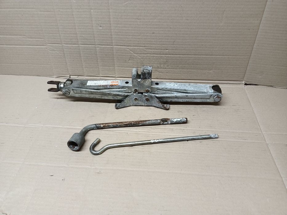 Zestaw naprawczy koła Lewarek klucz pokrętło Suzuki Grand Vitara II