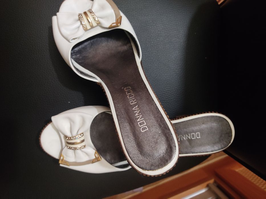 Шкіряні щльопанці на тонкетці розмір 39