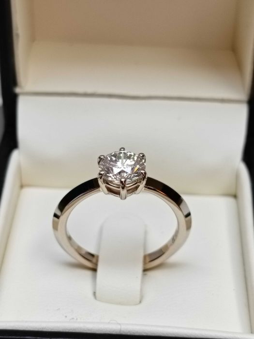 Złoty pierścionek 585 z brylantem 1,01 (certyfikat)wzór Tiffany