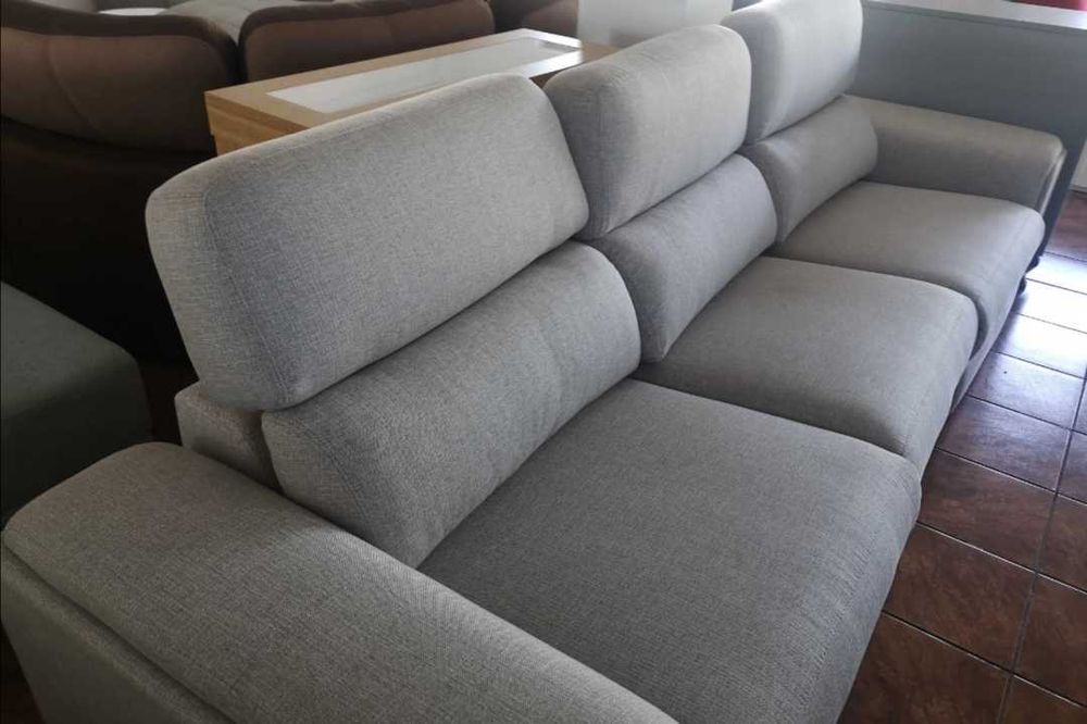 Sofá totalmente novo, bancos deslizante, apoios cabeça ajustáveis