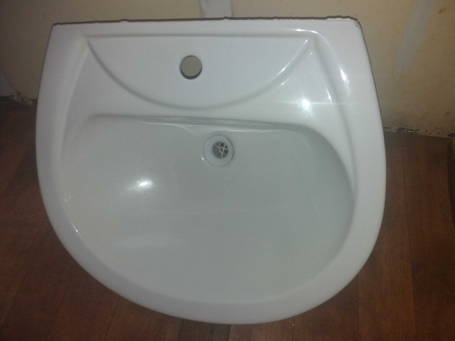 белая подвесная полукруглая раковина (умывальник) в ванную 60х51 см