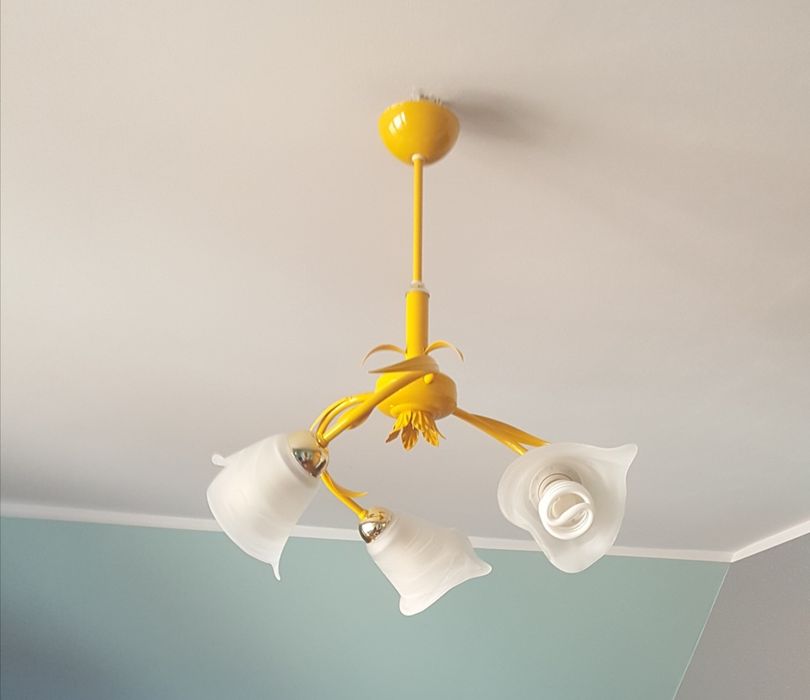 Żółty żyrandol z białymi kloszami