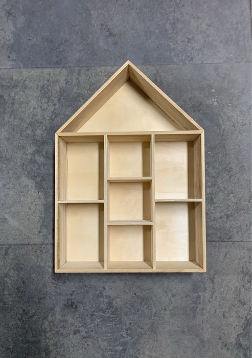 Prateleira em forma de casa para quarto criança