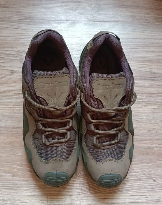 Продам чоловічі кросівки