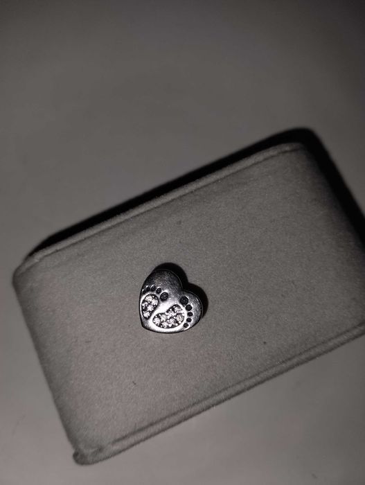 Srebrny charms opis , grawer