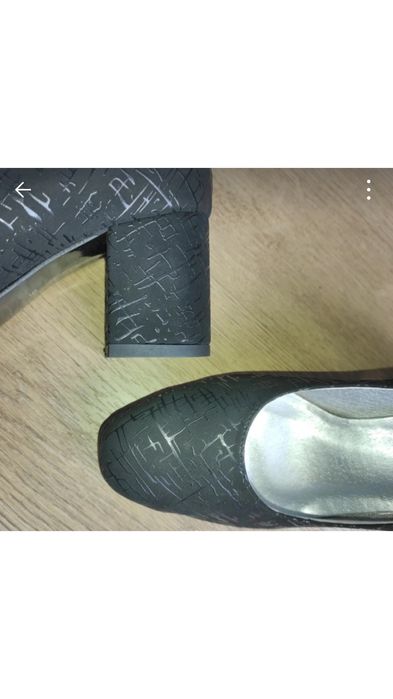 Czarne buty na kwadratowym słupku