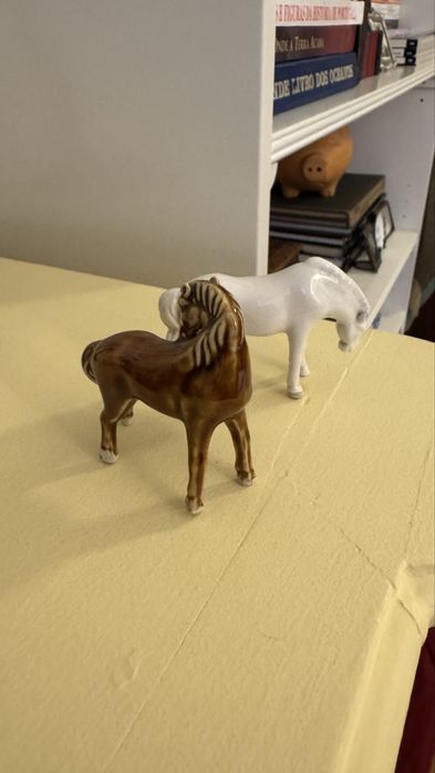 Delicado par de cavalos miniatura em porcelana chinesa