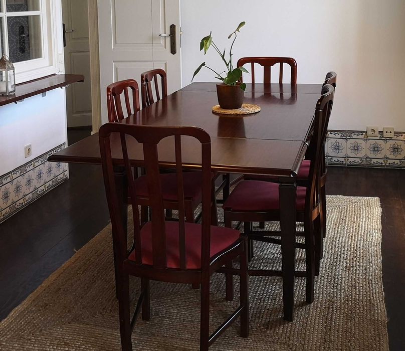 Mesa madeira extensível com oferta de 5 cadeiras