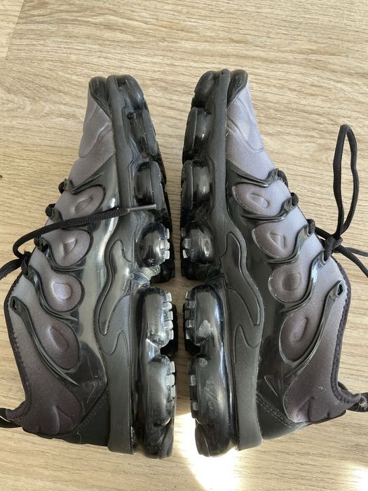 Nike vapormax plus srebrno ciemne.
