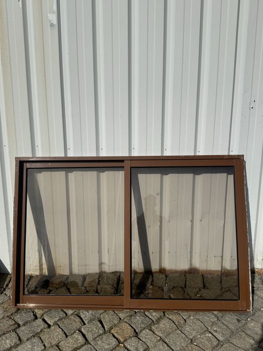 Janela de correr de 2 folhas em  bom estado