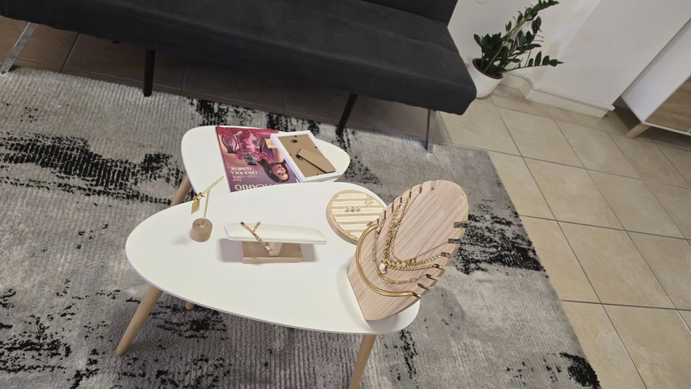 Vendo sofá com decoração