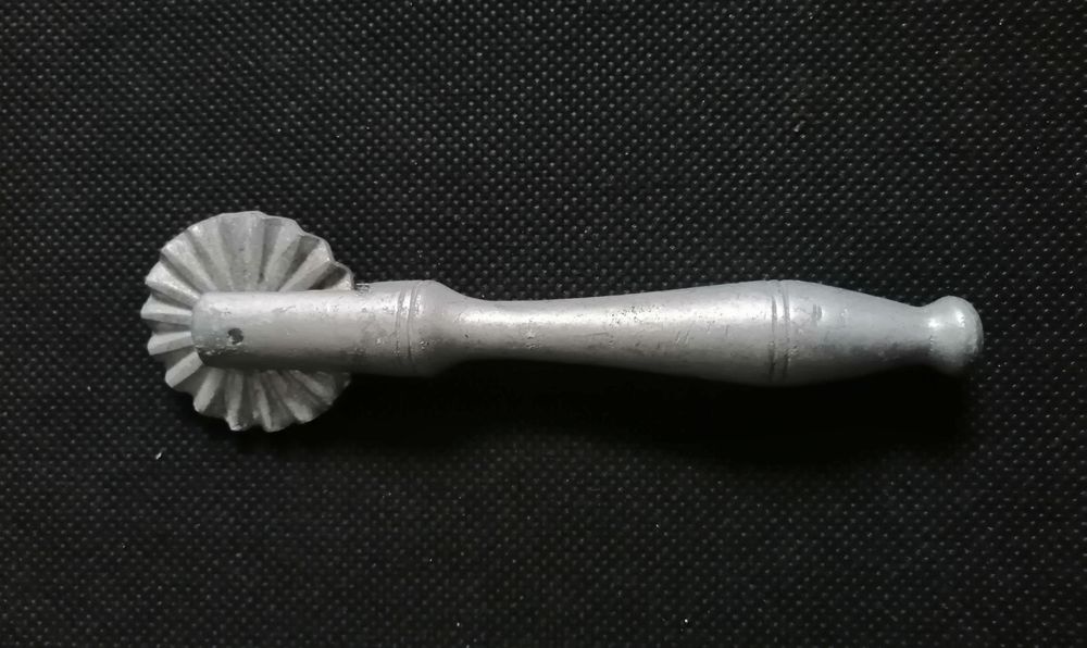 Vintage aluminum pastry wheel for kitchen use64550933995779122