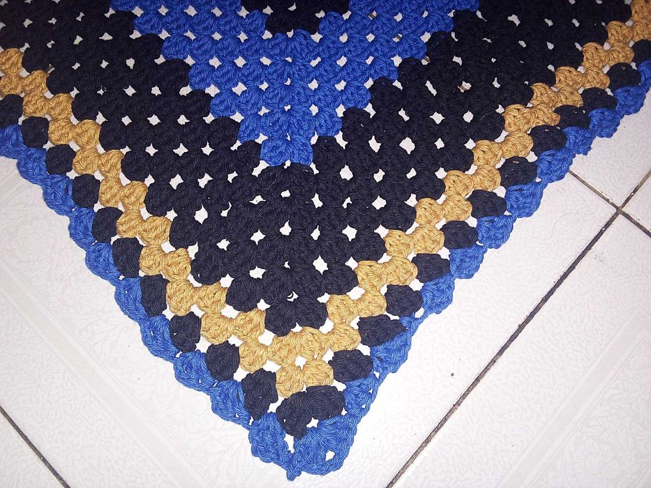 Tapete em crochê azul, preto e amarelo torrado feito à mão