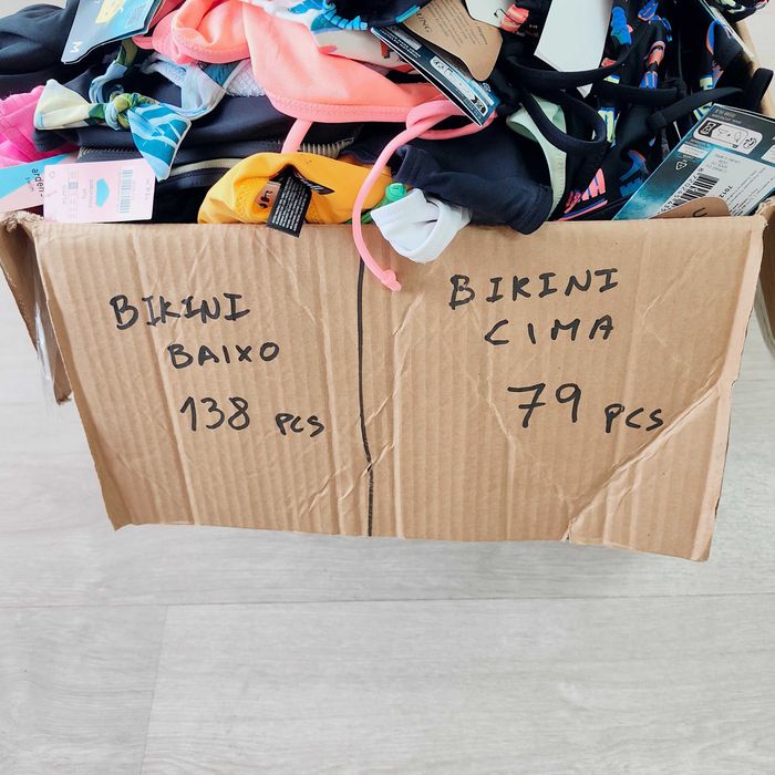 Lote de bikinis e fatos banho 350 peças