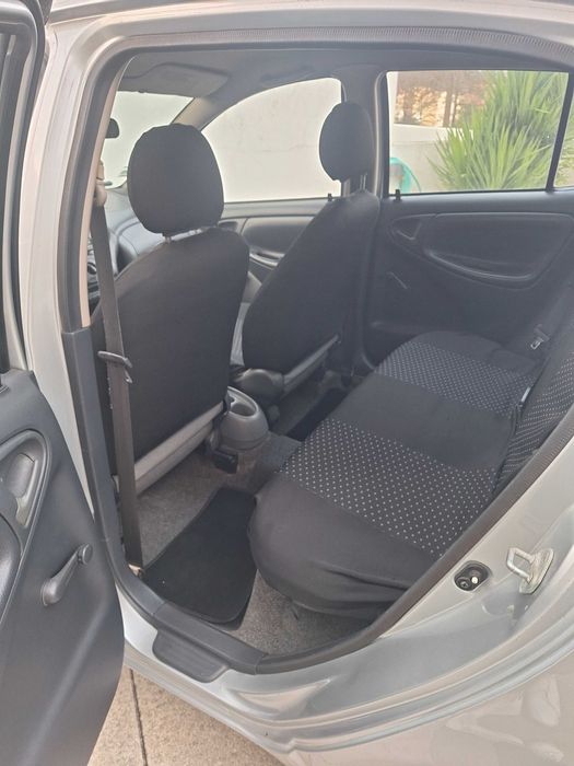Toyota Yaris 2001 em bom estado