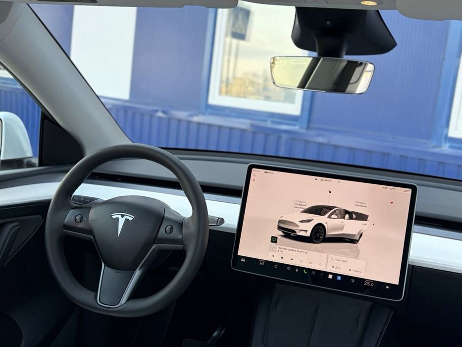 Tesla Model Y 2024 року