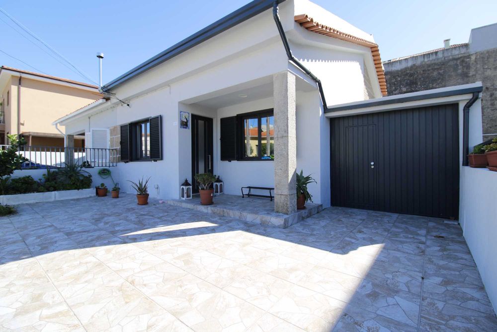 ARRENDAMENTO: Moradia Térrea T2 com Terraço Privativo nas Antas, Porto – 1.400€