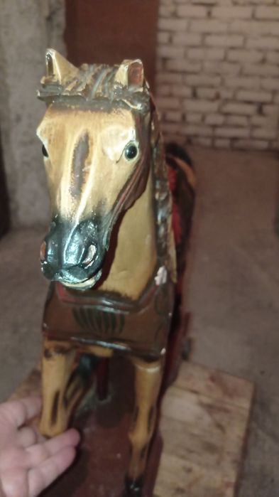 Stary konik drewniany na kółkach