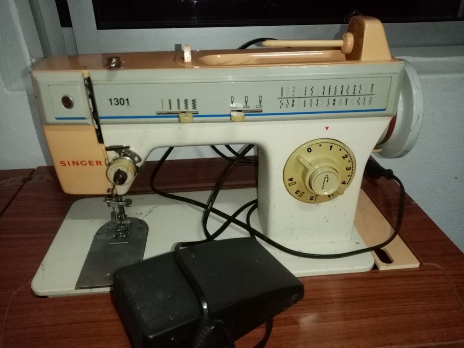 Máquina antiga de costura SINGER