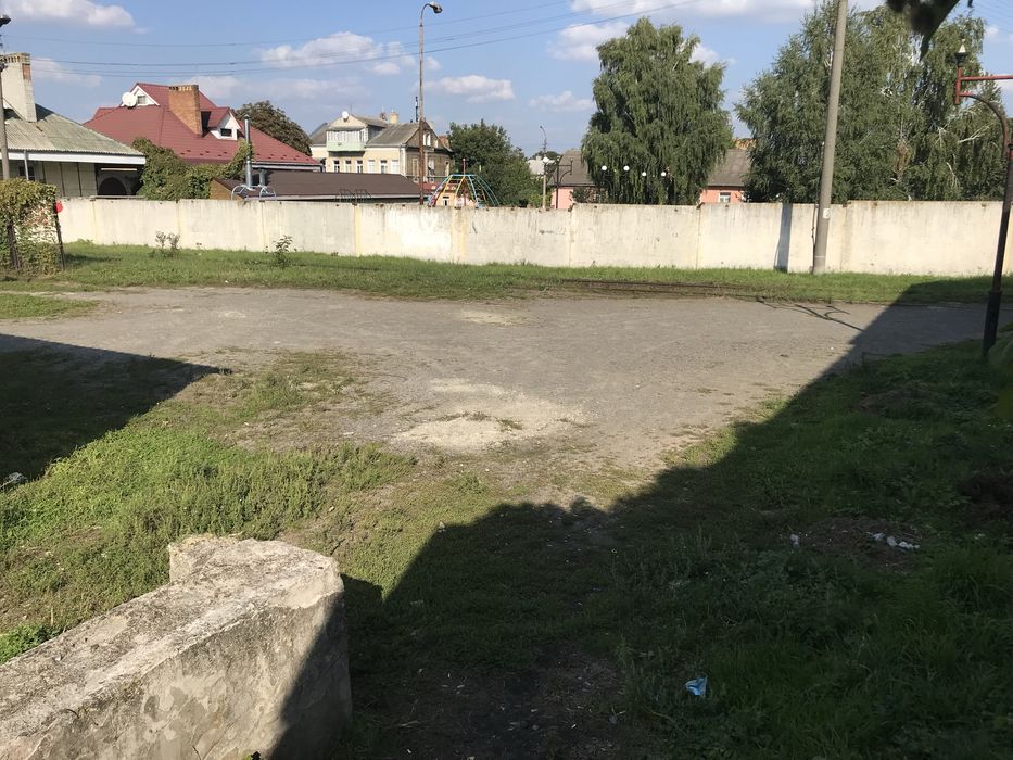 Нежитлова фасадна будівля під комерцію