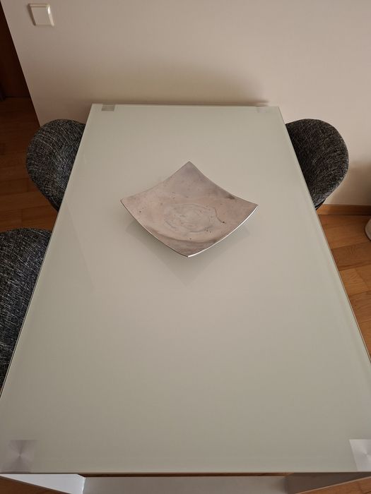 Mesa com 4 cadeias