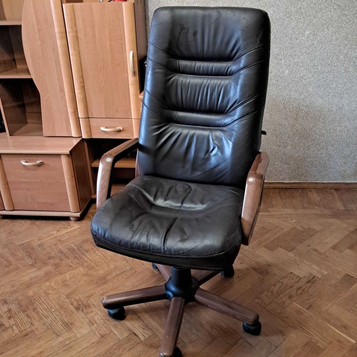 Зручне офісне крісло з високою спинкою — усе працює, торг