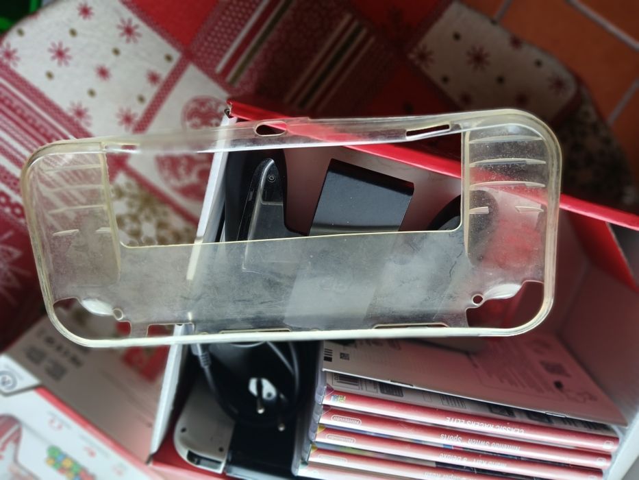 Nintendo switch oled com muitos acessórios e com caixa, o me filho deixou cair na agua e parou de funcionar