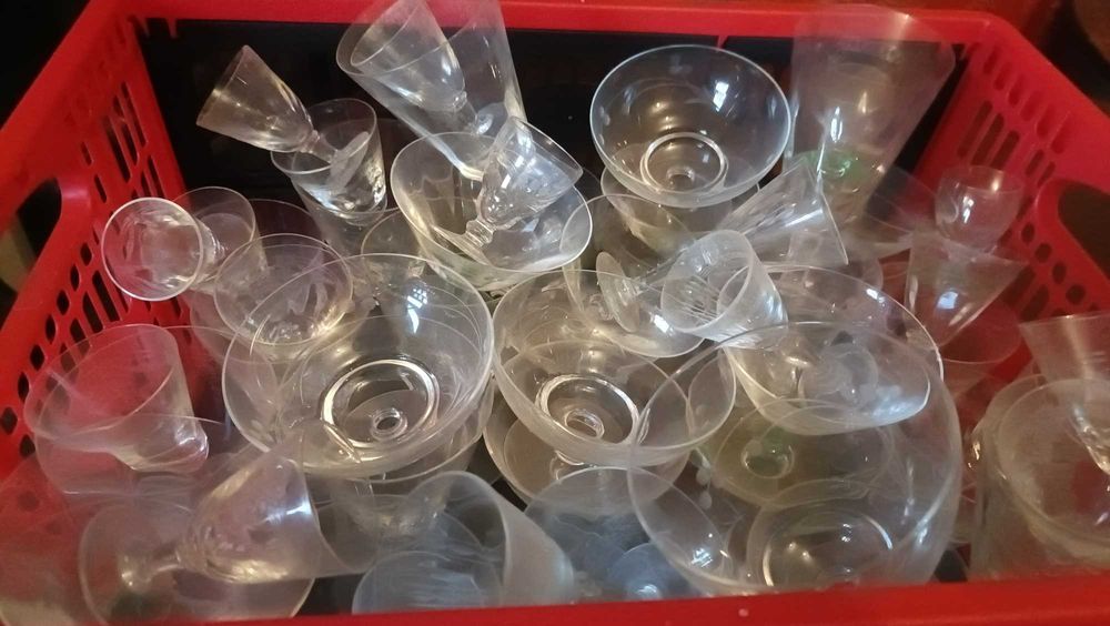 Copos de cristal e chávenas de café e chá de coleção