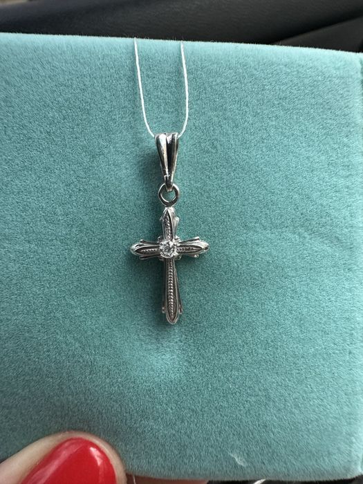 Золотой крестик с бриллиантом